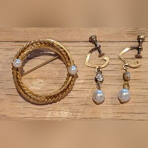 Elegant Gold and Pearl Jewelry Set